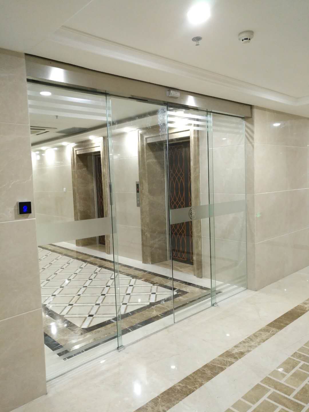 自动感应门在下雨天使用时一定要断电!