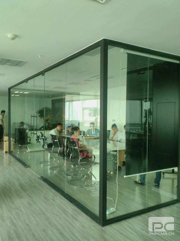 办公室玻璃隔断装修的好处?