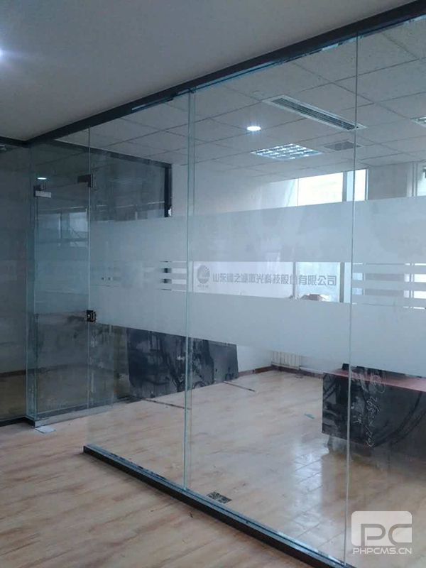 你知道办公室玻璃隔断搭配效果有哪些吗?