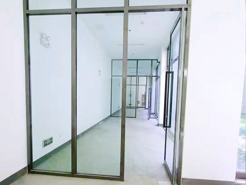 玻璃隔断维护做好了有助于延长其使用寿命